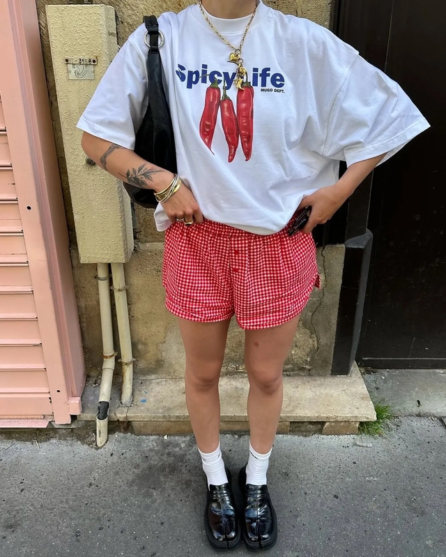 Quần shorts rộng, kiểu quần slouchy chic thoải mái của mùa hè 2025- Ảnh 9. Quần shorts rộng, kiểu quần slouchy chic thoải mái của mùa hè 2025- Ảnh 9.