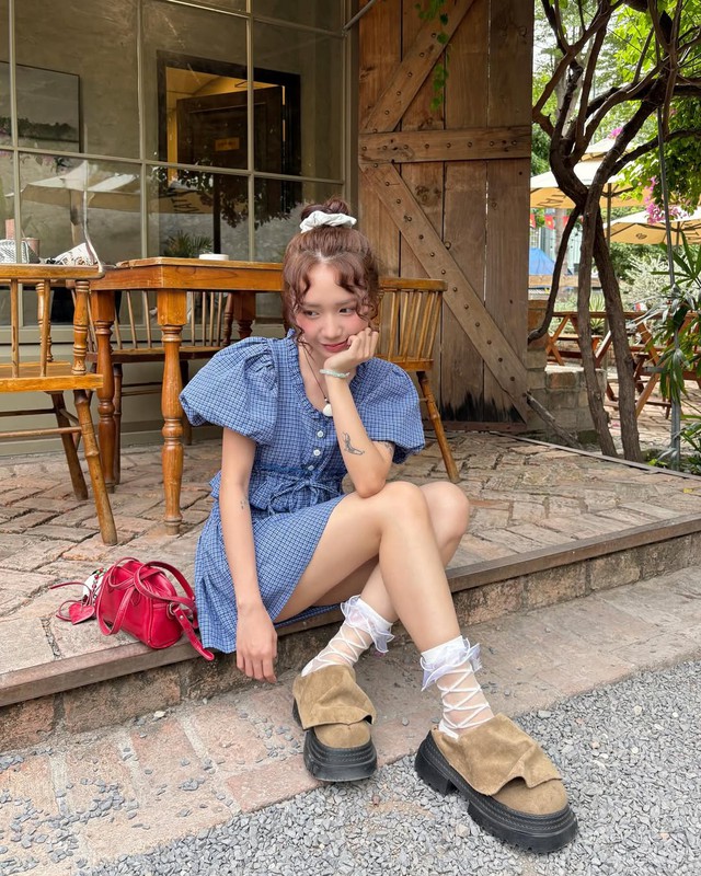 Tất lưới từ 'nổi loạn' trở thành điểm nhấn cho phong cách đỉnh cao- Ảnh 2. Tất lưới từ 'nổi loạn' trở thành điểm nhấn cho phong cách đỉnh cao- Ảnh 2.