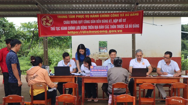 Đưa dịch vụ hành chính công về thôn, ấp để gần dân, sát dân Đưa dịch vụ hành chính công về thôn, ấp để gần dân, sát dân