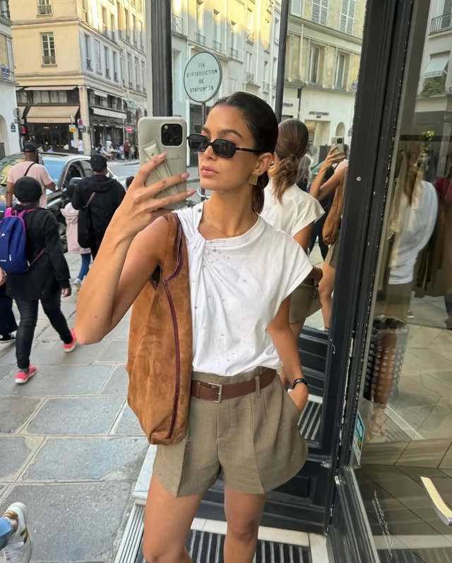 Quần shorts rộng, kiểu quần slouchy chic thoải mái của mùa hè 2025- Ảnh 4. Quần shorts rộng, kiểu quần slouchy chic thoải mái của mùa hè 2025- Ảnh 4.