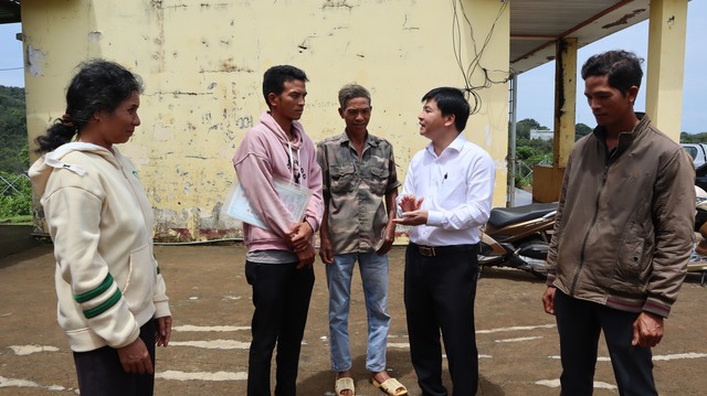 Đưa dịch vụ hành chính công về thôn ấp để phục vụ người dân tốt hơn - Ảnh 6. Đưa dịch vụ hành chính công về thôn ấp để phục vụ người dân tốt hơn - Ảnh 6.