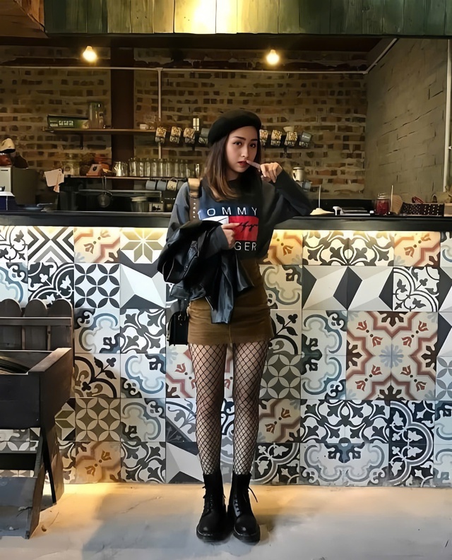 Tất lưới từ 'nổi loạn' trở thành điểm nhấn cho phong cách đỉnh cao- Ảnh 5. Tất lưới từ 'nổi loạn' trở thành điểm nhấn cho phong cách đỉnh cao- Ảnh 5.