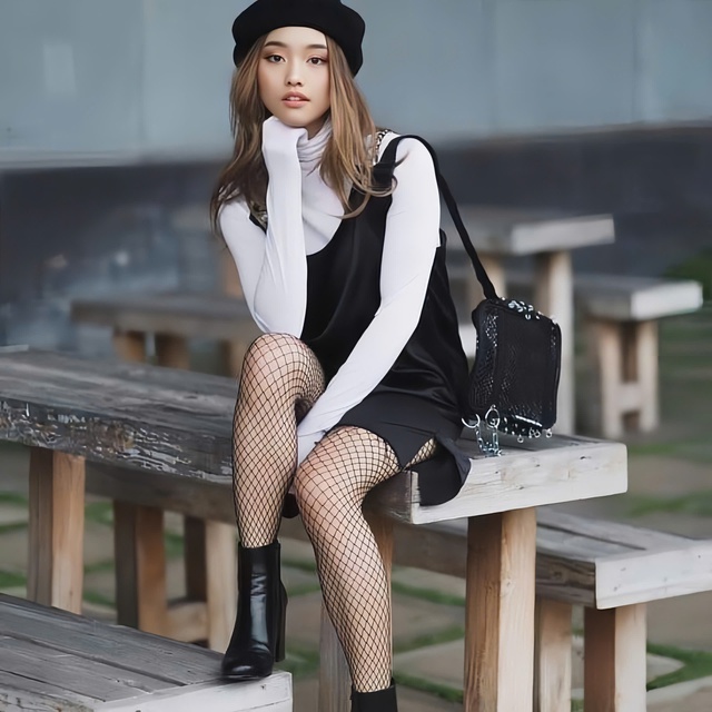 Tất lưới từ 'nổi loạn' trở thành điểm nhấn cho phong cách đỉnh cao- Ảnh 6. Tất lưới từ 'nổi loạn' trở thành điểm nhấn cho phong cách đỉnh cao- Ảnh 6.