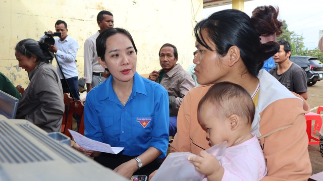 Đưa dịch vụ hành chính công về thôn ấp để phục vụ người dân tốt hơn - Ảnh 3. Đưa dịch vụ hành chính công về thôn ấp để phục vụ người dân tốt hơn - Ảnh 3.