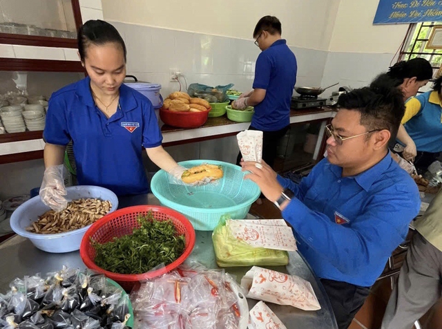 Nữ sinh giữ lửa cho bếp ăn từ thiện Nữ sinh giữ lửa cho bếp ăn từ thiện
