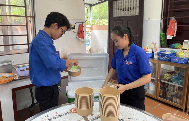 Nữ sinh giữ lửa cho bếp ăn từ thiện- Ảnh 2. Nữ sinh giữ lửa cho bếp ăn từ thiện- Ảnh 2.