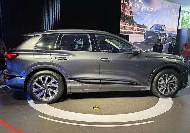 SUV thuần điện Audi Q6 e-tron giá từ 3,199 tỉ đồng tại Việt Nam - Ảnh 2.