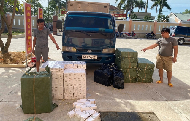 Tây Ninh: Phát hiện xe tải giấu 9.300 bao thuốc lá lậu trong vách ngăn- Ảnh 2. Tây Ninh: Phát hiện xe tải giấu 9.300 bao thuốc lá lậu trong vách ngăn- Ảnh 2.
