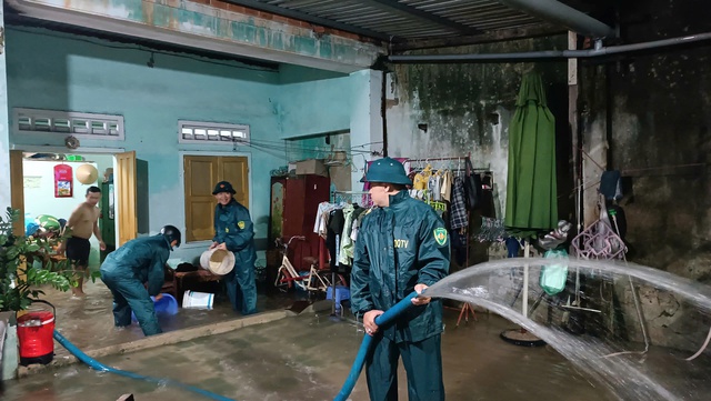 Mưa như trút nước khiến đường phố Đà Nẵng ngập nặng - Ảnh 7.