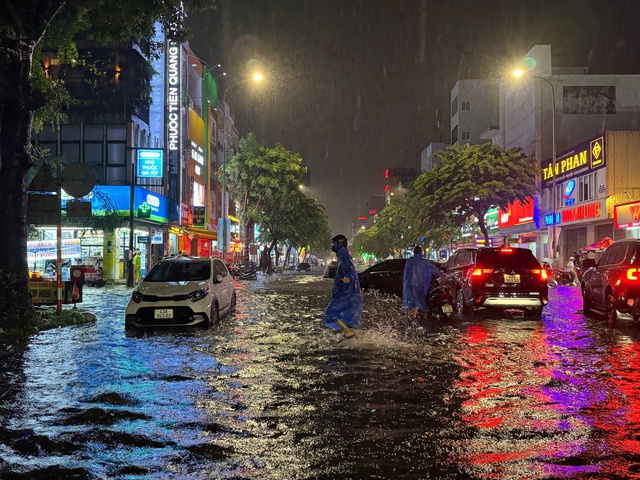 Mưa như trút nước khiến đường phố Đà Nẵng ngập nặng Mưa như trút nước khiến đường phố Đà Nẵng ngập nặng