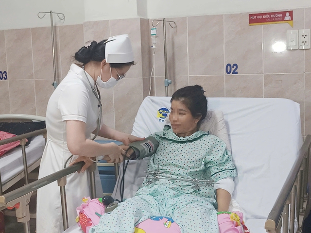 Người phụ nữ thoát chết thần kỳ sau khi bị máy cày đè lên người Người phụ nữ thoát chết thần kỳ sau khi bị máy cày đè lên người