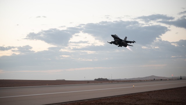 F-16 chặn máy bay vi phạm vùng cấm trên sân golf của Tổng thống Trump F-16 chặn máy bay vi phạm vùng cấm trên sân golf của Tổng thống Trump