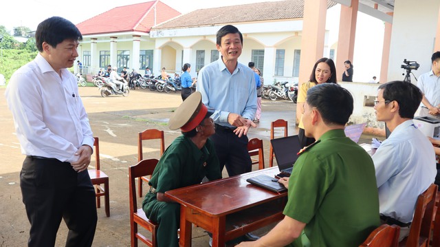 Đưa dịch vụ hành chính công về thôn ấp để phục vụ người dân tốt hơn - Ảnh 4. Đưa dịch vụ hành chính công về thôn ấp để phục vụ người dân tốt hơn - Ảnh 4.