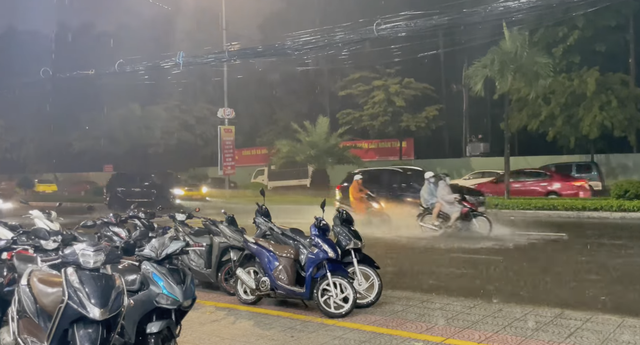 Mưa lớn giữa mùa hè gây ngập cục bộ nhiều tuyến phố Đà Nẵng- Ảnh 5. Mưa lớn giữa mùa hè gây ngập cục bộ nhiều tuyến phố Đà Nẵng- Ảnh 5.