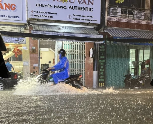 Mưa lớn giữa mùa hè gây ngập cục bộ nhiều tuyến phố Đà Nẵng Mưa lớn giữa mùa hè gây ngập cục bộ nhiều tuyến phố Đà Nẵng