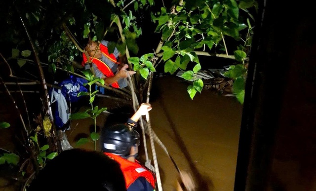 Mưa như trút nước khiến đường phố Đà Nẵng ngập nặng - Ảnh 8.