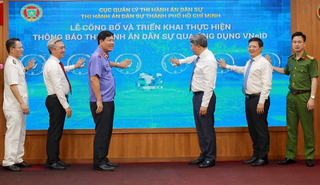 Vụ Trương Mỹ Lan: Hơn 43.000 người sẽ được thông báo về thi hành án trên VNeID Vụ Trương Mỹ Lan: Hơn 43.000 người sẽ được thông báo về thi hành án trên VNeID