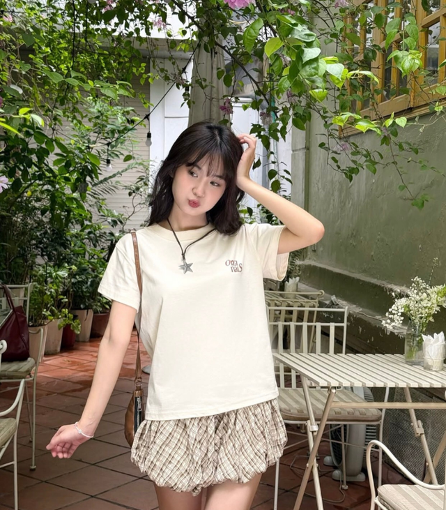 4 công thức phối đồ trẻ trung, nữ tính từ chân váy kẻ caro - Ảnh 2.