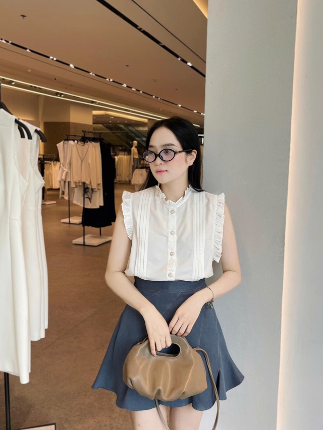 Thanh lịch nơi công sở với áo tay bèo sát nách- Ảnh 3. Thanh lịch nơi công sở với áo tay bèo sát nách- Ảnh 3.
