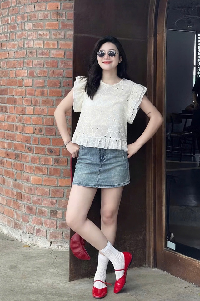 Thanh lịch nơi công sở với áo tay bèo sát nách- Ảnh 4. Thanh lịch nơi công sở với áo tay bèo sát nách- Ảnh 4.