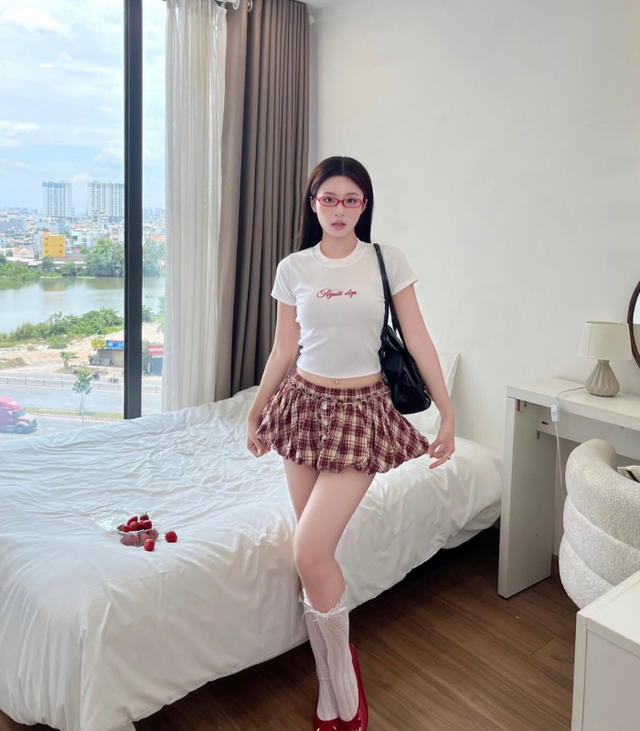 4 công thức phối đồ trẻ trung, nữ tính từ chân váy kẻ caro - Ảnh 4.