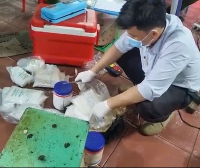 Công an TP.HCM phát hiện 3 cơ sở dùng hóa chất tẩy trắng bắp chuối- Ảnh 2.