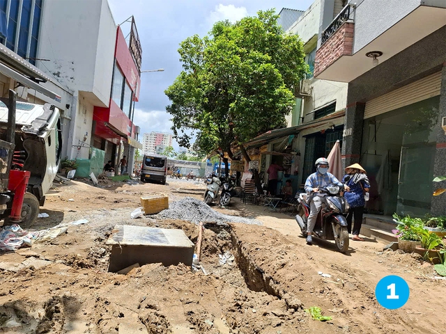 Công trình nâng cấp đường kéo dài gây khó khăn cho người dân TP . HCM - Ảnh 1.