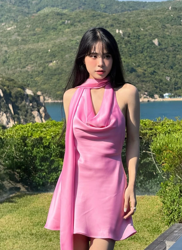 Trang phục màu hồng rực rỡ cho nàng thêm tự tin xuống phố- Ảnh 4. Trang phục màu hồng rực rỡ cho nàng thêm tự tin xuống phố- Ảnh 4.