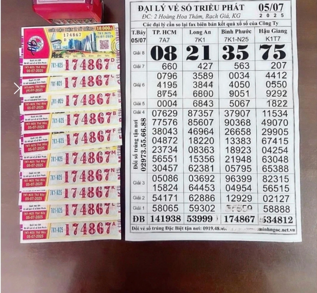 Khách miền Tây lên TP.HCM mua vé số, bất ngờ trúng độc đắc 20 tỉ Khách miền Tây lên TP.HCM mua vé số, bất ngờ trúng độc đắc 20 tỉ