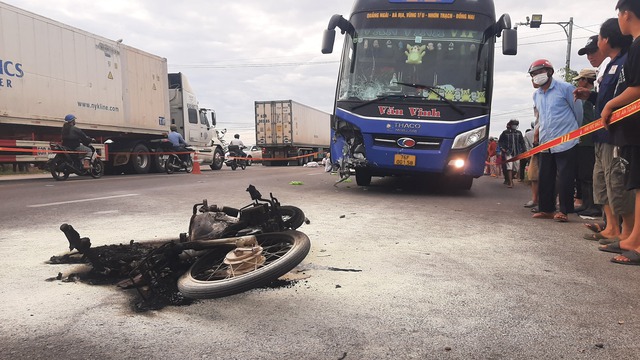 Gia Lai: Va chạm với xe khách, xe máy bốc cháy, hai người tử vong Gia Lai: Va chạm với xe khách, xe máy bốc cháy, hai người tử vong