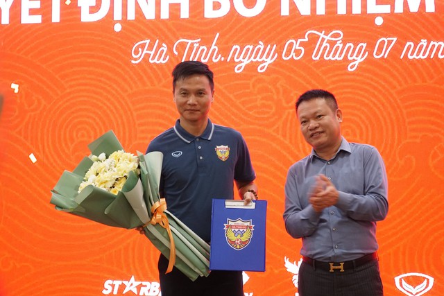 Gương mặt bất ngờ ngồi ghế nóng Hà Tĩnh, HLV Thành Công rời đội vì sức khỏe- Ảnh 1. Gương mặt bất ngờ ngồi ghế nóng Hà Tĩnh, HLV Thành Công rời đội vì sức khỏe- Ảnh 1.