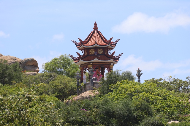 Ngọn tháp trong chùa Cổ Thạch nhìn hướng ra biển. ẢNH: QUẾ HÀ Ngọn tháp trong chùa Cổ Thạch nhìn hướng ra biển. ẢNH: QUẾ HÀ