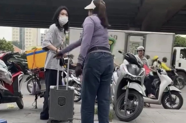 Công an thông tin vụ người bán trà đá đuổi cô gái đứng trên vỉa hè Công an thông tin vụ người bán trà đá đuổi cô gái đứng trên vỉa hè