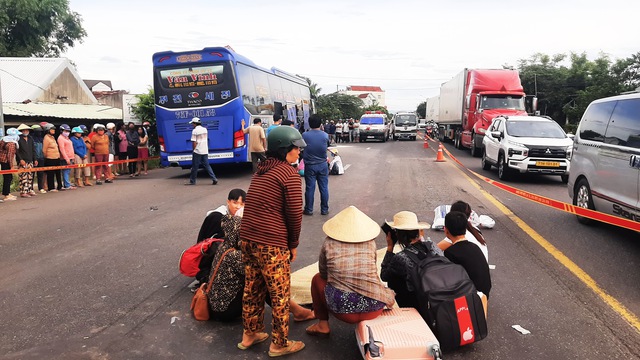Gia Lai: Va chạm với xe khách, xe máy bốc cháy, hai người đàn ông tử vong - Ảnh 2.