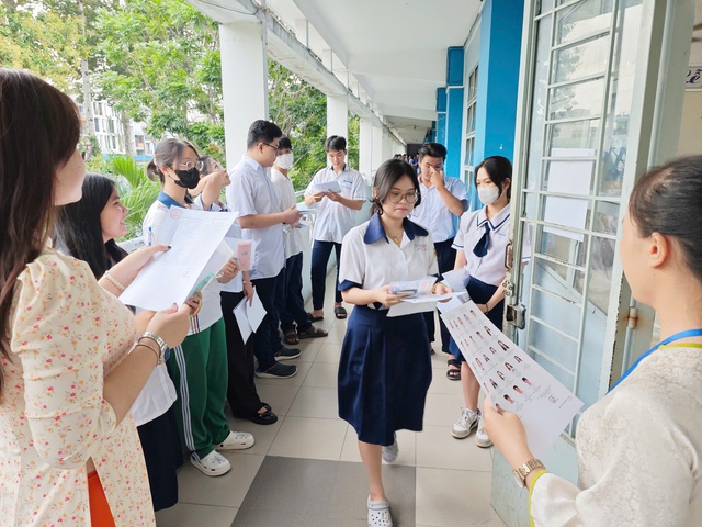 Chấm thi tốt nghiệp THPT chương trình 2006: Điểm môn văn phân hóa rất rõ Chấm thi tốt nghiệp THPT chương trình 2006: Điểm môn văn phân hóa rất rõ
