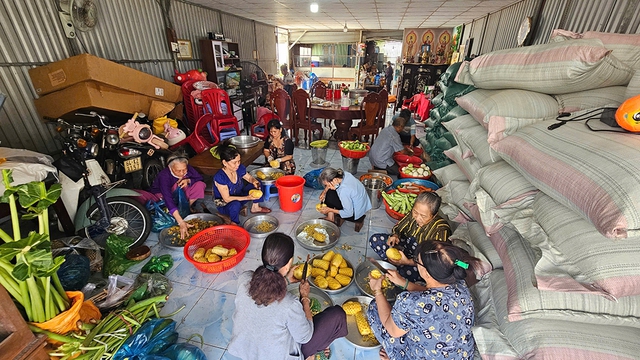 Bếp ăn từ thiện của nguyên phó công an xã - Ảnh 2.