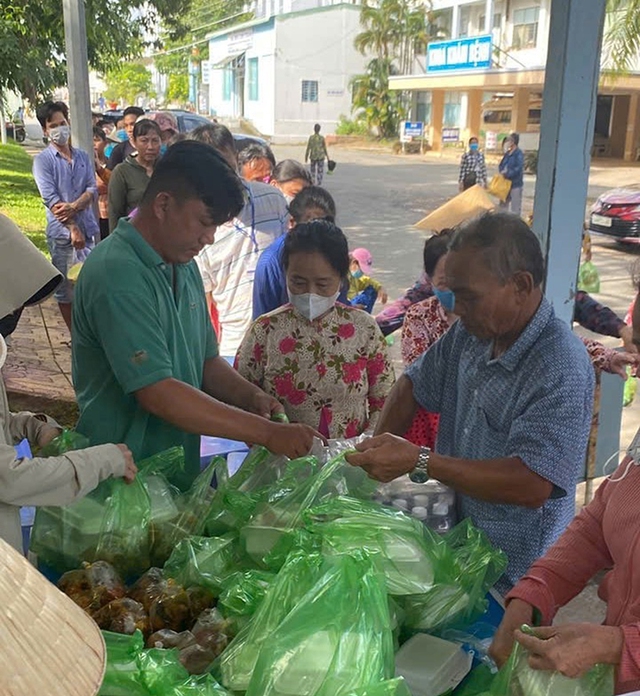Bếp ăn từ thiện của nguyên phó công an xã - Ảnh 4.