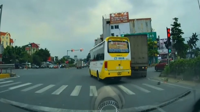 Xe khách gây tai nạn với xe container vì… cố vượt đèn đỏ Xe khách gây tai nạn với xe container vì… cố vượt đèn đỏ