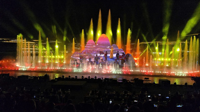 Show thực cảnh 'Sử thi Âu Lạc' thu hút hàng ngàn người dân và du khách - Ảnh 8. Show thực cảnh 'Sử thi Âu Lạc' thu hút hàng ngàn người dân và du khách - Ảnh 8.