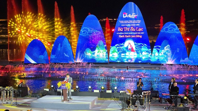 Show thực cảnh ‘Sử thi Âu Lạc’ thu hút hàng ngàn người dân và du khách Show thực cảnh ‘Sử thi Âu Lạc’ thu hút hàng ngàn người dân và du khách