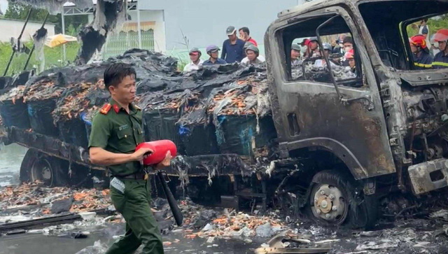 Tai nạn tại Cà Mau: 2 người tử vong tại chỗ, 2 xe cháy rụi- Ảnh 3. Tai nạn tại Cà Mau: 2 người tử vong tại chỗ, 2 xe cháy rụi- Ảnh 3.