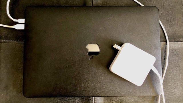 Có nên sạc pin iPhone bằng bộ sạc MacBook? Có nên sạc pin iPhone bằng bộ sạc MacBook?