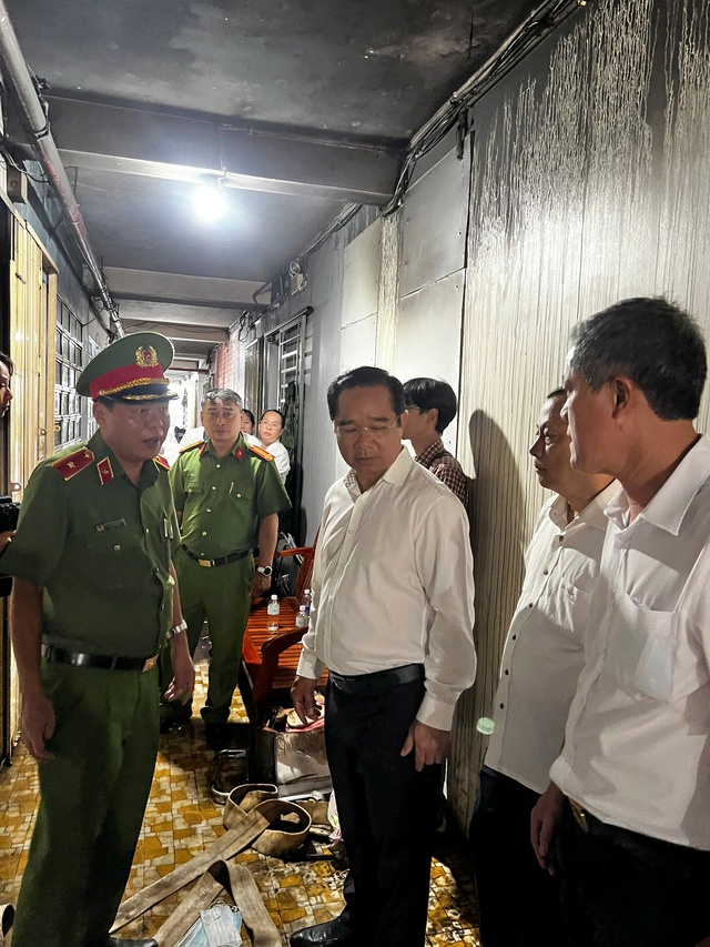 Chủ tịch UBND TP.HCM Nguyễn Văn Được và thiếu tướng Nguyễn Thanh Hưởng, Phó giám đốc Công an TP.HCM trực tiếp đến hiện trường vụ cháy. ẢNH: TRẦN KHA Chủ tịch UBND TP.HCM Nguyễn Văn Được và thiếu tướng Nguyễn Thanh Hưởng, Phó giám đốc Công an TP.HCM trực tiếp đến hiện trường vụ cháy. ẢNH: TRẦN KHA