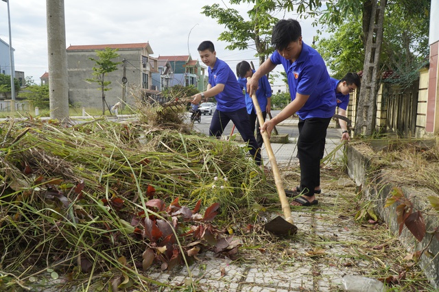 "Lao công, thợ cắt cỏ áo xanh' trong …những ngày đầu sáp nhập tỉnh - Ảnh 2.
