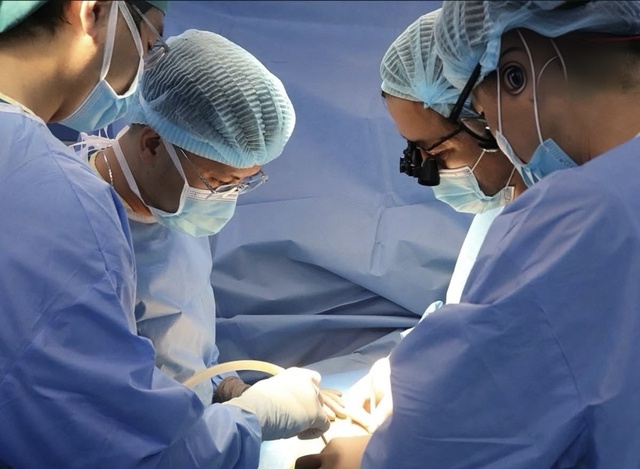 Mẹ hiến tạng cứu con gái 11 tuổi suy thận giai đoạn cuối Mẹ hiến tạng cứu con gái 11 tuổi suy thận giai đoạn cuối