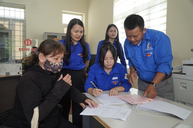 "Lao công, thợ cắt cỏ áo xanh' trong …những ngày đầu sáp nhập tỉnh - Ảnh 7.