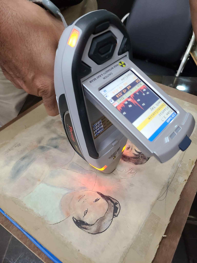 Người vá tranh triệu USD qua… kính hiển vi- Ảnh 4.
