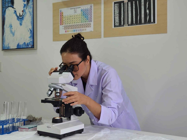 Người vá tranh triệu USD qua… kính hiển vi- Ảnh 5.