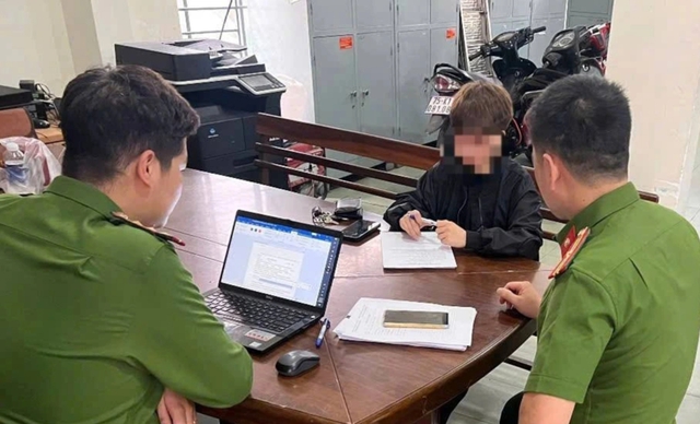 TP.Đà Nẵng: Đưa người nằm ngửa chạy xe qua cầu Rồng đi điều trị tâm thần- Ảnh 2. TP.Đà Nẵng: Đưa người nằm ngửa chạy xe qua cầu Rồng đi điều trị tâm thần- Ảnh 2.