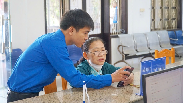 Người trẻ Huế ‘hiểu địa bàn, vững công nghệ’ về xã, phường hỗ trợ người dân- Ảnh 3. Người trẻ Huế ‘hiểu địa bàn, vững công nghệ’ về xã, phường hỗ trợ người dân- Ảnh 3.